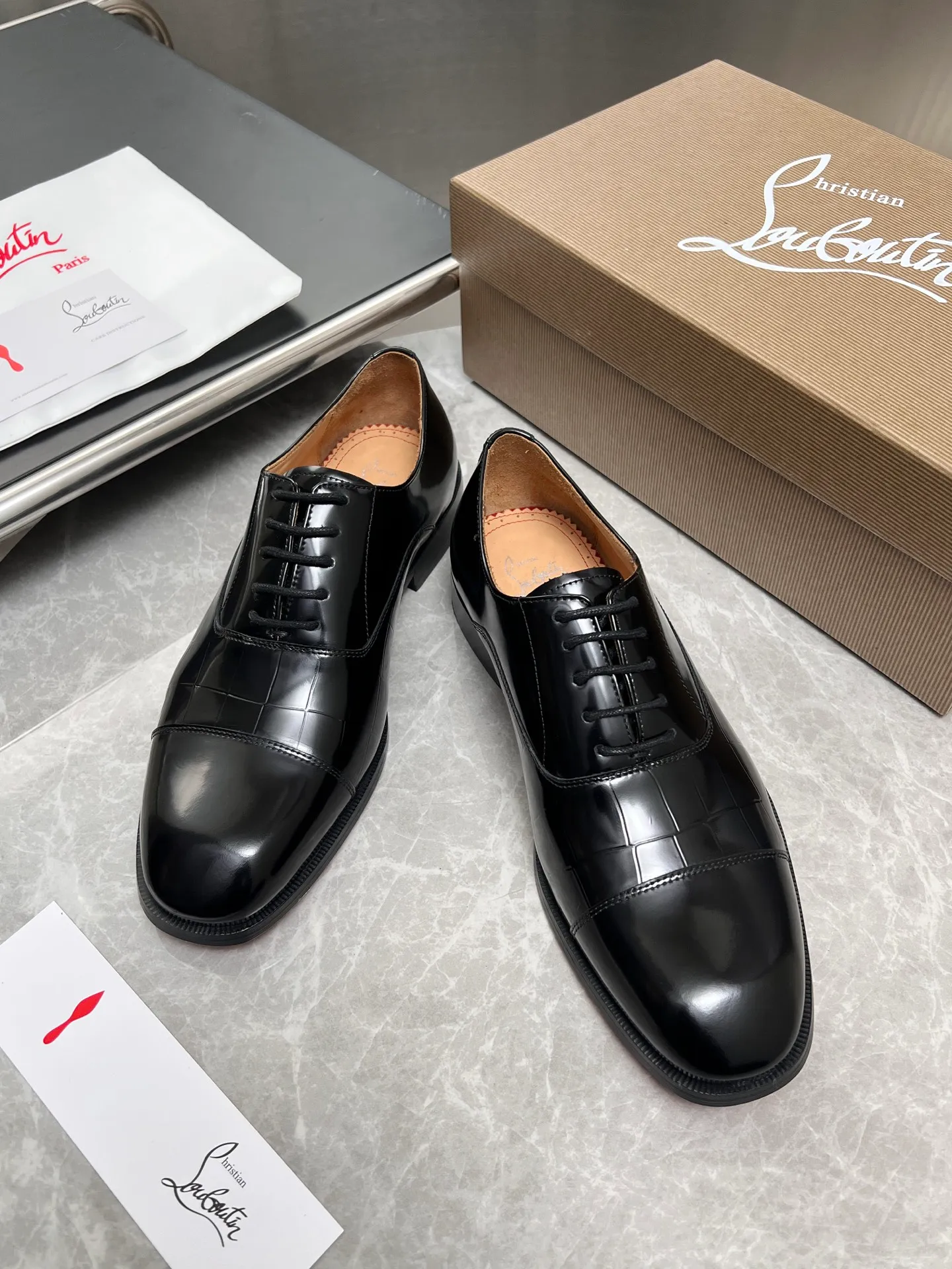 [CL red sole] Top P: 900💰 Number of yards: 39~44 (38.4546. Customized, non-refundable) CL new men's formal shoes Loaf leather shoes Christia* Loubouti* red sole shoes The red sole is luxurious and elegant, reshaping the style boundary of casual formal wear. It is extremely innovative in material selection, and creates a rich visual and tactile experience through the collision of different materials! Made of top-grade calfskin/glossy patent leather/spliced ​​technical fabric in contrasting colors. The upper is stitched by hand with fine and even stitching. It is based on the square-toe loafer shoe shape, with neat and elegant lines, which fits the toughness of men's wear. The upper is embellished with metal rivets, injecting individual details into classic loafers, breaking the mediocrity of casual shoes, and giving a concrete expression of "low-key luxury". From the original color/red cowhide lining inside the shoe to the instantly recognizable red sole, the "red sole" is not only the brand's visual identity, but also a "luxury codeword" when walking. The red sole exposed inadvertently conveys taste and identity instantly. From the innovative splicing of materials, to the personalized fusion of design, to the ingenious inheritance of craftsmanship, the Christian Louboutin men's loafer series is not only a pair of casual shoes, but also a "yuppie style" dressing weapon for men. Whether it is a casual business meeting or a casual look for daily travel, it can help you become a unique and stylish man in every occasion with its "red Loaf" attitude.